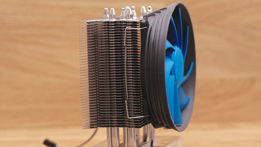 放熱フィンへ空気を送り込むファン冷却構造