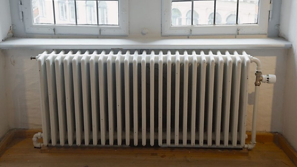 自然放熱の例:フィン構造ラジエーターによる自然対流放熱構造