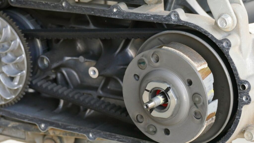 ベルトとプーリーで回転を伝達するスクーターCVTのベルト駆動構造