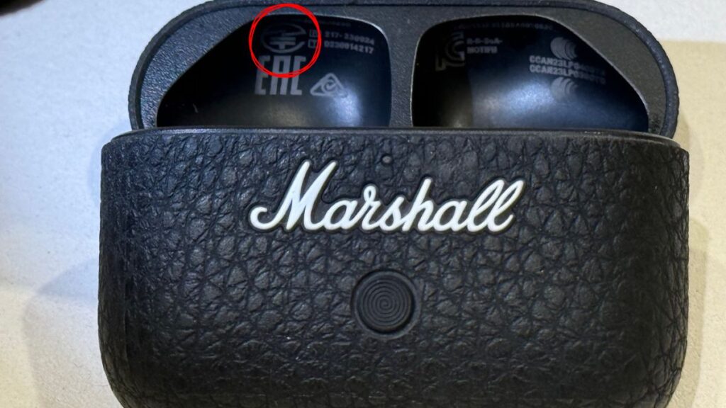 技適マークおよび技術基準適合証明番号が表示されたワイヤレスイヤホンの認証表示例