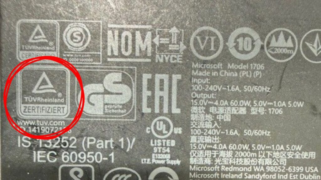 製品銘板に表示されたTÜV Rheinland ZERTIFIZIERT認証マークの例