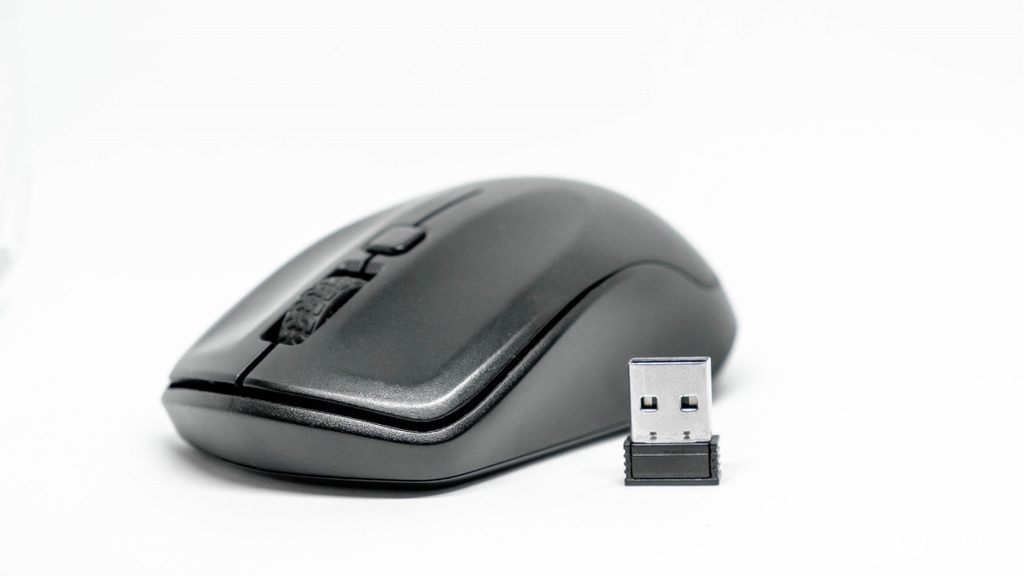 ワイヤレスマウスと専用USBレシーバー。RF通信を利用した無線接続の例