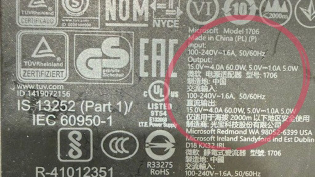 ACアダプターの定格表示（I/P入力100-240V 50/60Hz、O/P出力15V 4.0A・5V 1.0A）