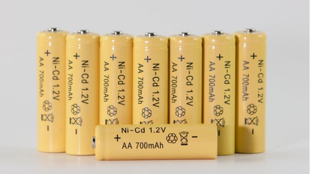 Ni-Cd 1.2V 700mAhと表示された単3形ニカド電池