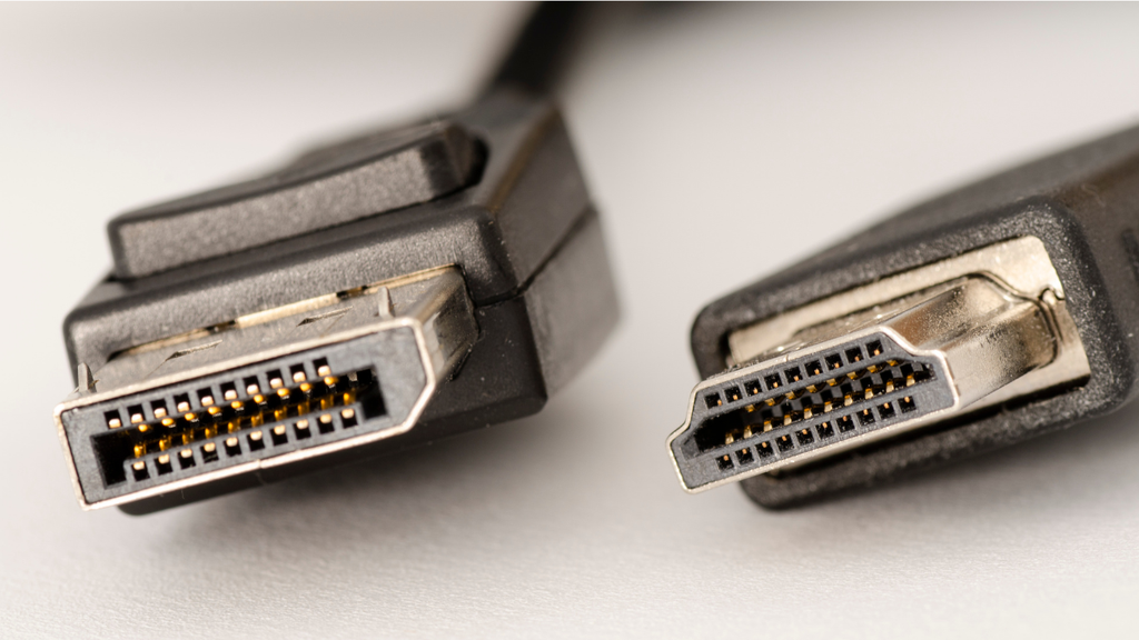 DisplayPort(DP)とHDMIの端子形状を比較した写真。左は片側の角が斜めになったDisplayPort端子、右は左右対称に近い台形のHDMI端子。